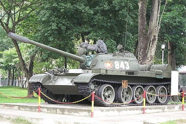 This image shows a replica of tank 843, one of the two T-54/55 tanks that broke through the gates of the Reunification Palace on April 30, 1975, marking the fall of Saigon and the end of the Vietnam War. During my visit to Saigon in 1995, I saw the original tanks on display at the palace. The originals were moved to the Vietnam Military History Museum in Hanoi in the late 1990s and replaced with replicas. T-54/55 series tank, a Soviet-designed main battle tank, was widely used by the North Vietnamese Army (NVA).